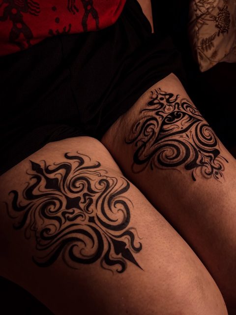 La gagnante de mon dernier concours a enfin pu encrer ce deuxième tattoo pour son projet de fausse symétrie 💫

Merci pour ta confiance renouvelée et ce super projet 🙌🏼

Pour rappel ->📍TOULOUSE -40% 🤍
FLASH & PROJET PERSO
N’attends plus pour réserver :

🪷 RDV sur mon site 
-> Rempli le formulaire de « Demande De Projet »
-> Obtient ton devis le jour même ! 

Next stop :
-> Lyon 10->13 décembre 
-> Paris 14 et 17 mars 
-> Rennes 19->21 Mars 
•
•
•

#tattooartist #ornementaltattoo #tattootoulouse #toulousetattoo #tatouage #tattoo #TattooArt #EncreSolaire #RayonnementIntérieur #ornementaltattoo #ornemental #tatouage #psychedelictattoi #psychedelique #psychedelic #tribalornemental #tribaltattoo #neotribal #neotribaltattoo