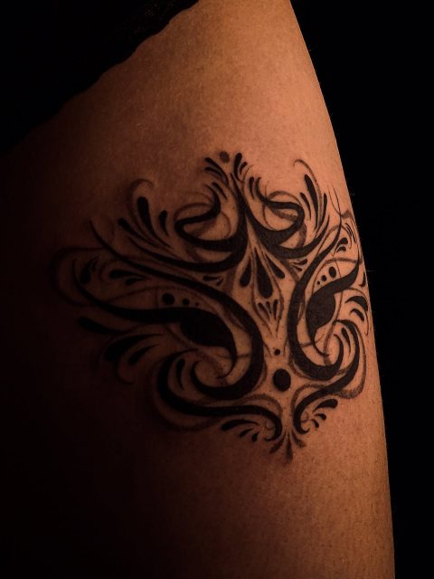 Et merci Lylia pour ce moment et ta confiance 🧡
Il s’agissait de l’un de mes flash, tout pleins sont dispo en story à la une hésites pas à Check tout ça, 

💫Ps -> une petite surprise arrive pour les plus fidèles d’entre vous💫

📍TOULOUSE 

🪷 RDV sur mon site pour booker ton prochain tattoo 
-> Rempli le formulaire de « Demande De Projet »(accueille)
-> Obtient ton devis en -48h !

Next stop :
-> Lyon 10->13 décembre (presque Full) 
-> Paris 14 et 17 mars (dispo que le 17 !!)
-> Rennes 19->21 Mars (plus que 2 petites Dispo!!) 
•
•
•

#tattooartist #ornementaltattoo #tattootoulouse #toulousetattoo #tatouage #tattoo #TattooArt #EncreSolaire #ornementaltattoo #tatouage #psychedelictattoi #psychedelic #tribalornemental #tribaltattoo #neotribal #neotribaltattoo