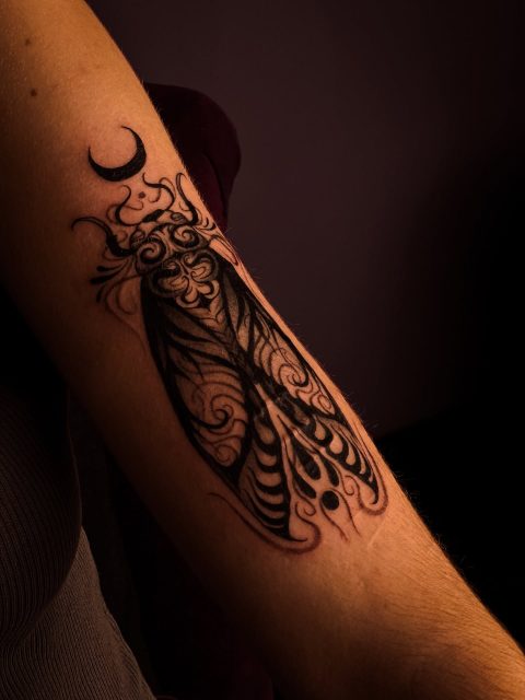 📍#toulousetattoo Voici une cigale dans mon style ! Plus fineline pour le coup mais sache que ce genre de projets me plaît énormément et j’aimerais beaucoup tatouer plus d’insectes et de plantes aussi 💫
🪷Propose moi ton idée je serais ravie de collaborer pour un projet dans le même style🪷
•• Lien en bio « prendre rdv ! » ••
🌙 Next stop :
-> Paris : 17 mars
-> Rennes : 20 mars
-> Lyon : 20 au 23 mai
#ornementaltattoo #finelinetattoo #tattoonature #cigales