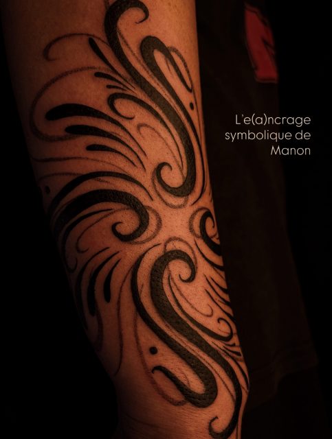 Aujourd’hui je te dévoile un tatouage réalisé à partir des photos souvenirs de Manon et ce que ces dernières racontent d’elle même 🌊 

Un dessin intuitif venant retranscrire ce sentiment de paix dont elle se souviendra à tout jamais 🧡

•
#toulousetattoo #spritual #tribalornemental #tribaltattoo #ornementaltattoi