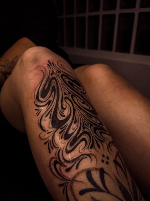 Flash adopté lors de mon dernier passage à Rennes chez @buzztattoorennes 

🧿 Merci pour ta confiance renouvelée ! 🧿

#tribalornemental #ornementaltattoo #tribaltattoo #rennestattoo #vanlife