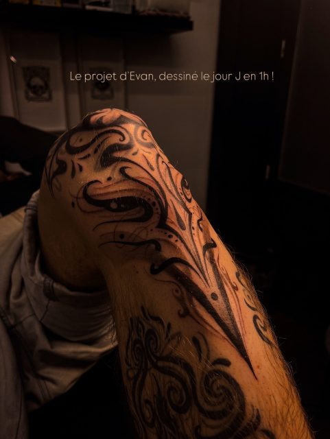 Avec Evan à chaque séance on ne sait pas ce qu’on va faire, mais on se donne 1h pour dessiné une suite progressive pour compléter petit à petit ça jambe qui commence à être déjà bien remplie !! 
•
#improvisation #tribalornemental #psychedelictattoo #ornementaltattoo #tribaltattoo