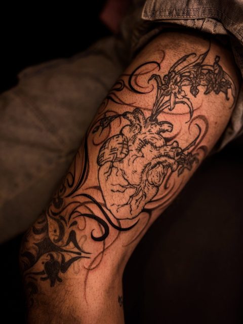 La question c’est : Allons-nous nous arrêter ? 

Mais tout ce que j’ai à dire c’est merci pour ton énergie et ta confiance renouvelée ✨

Réalisé lors de mon dernier passage à Lyon chez @hell_yeah_ink 

#freehandtattoo #ornementaltattoo #fluidtattoo #tribaltattoo #toulousetattoo